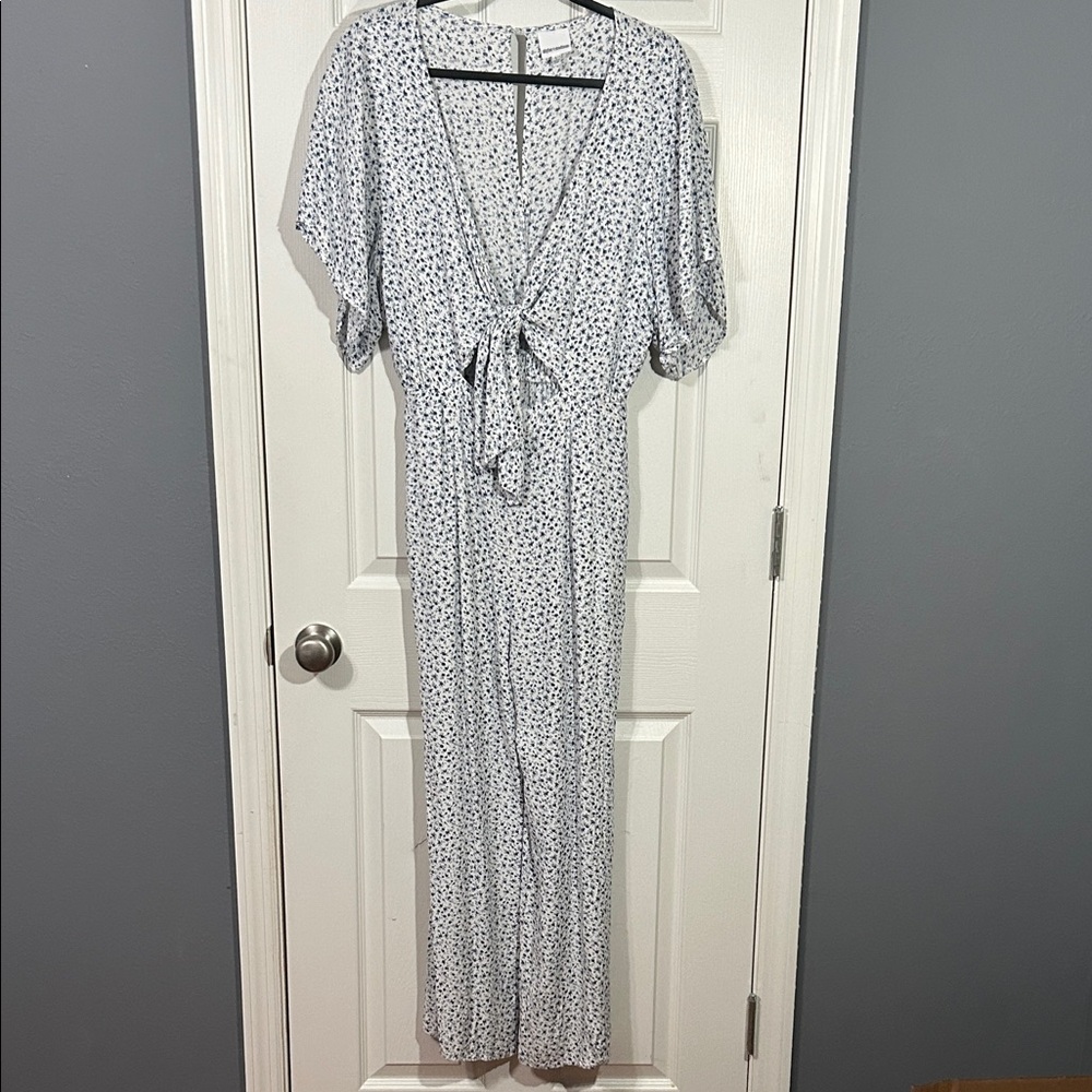 Skylar + Madison Blue Floral Tie Open Front Jumpsuit size Large